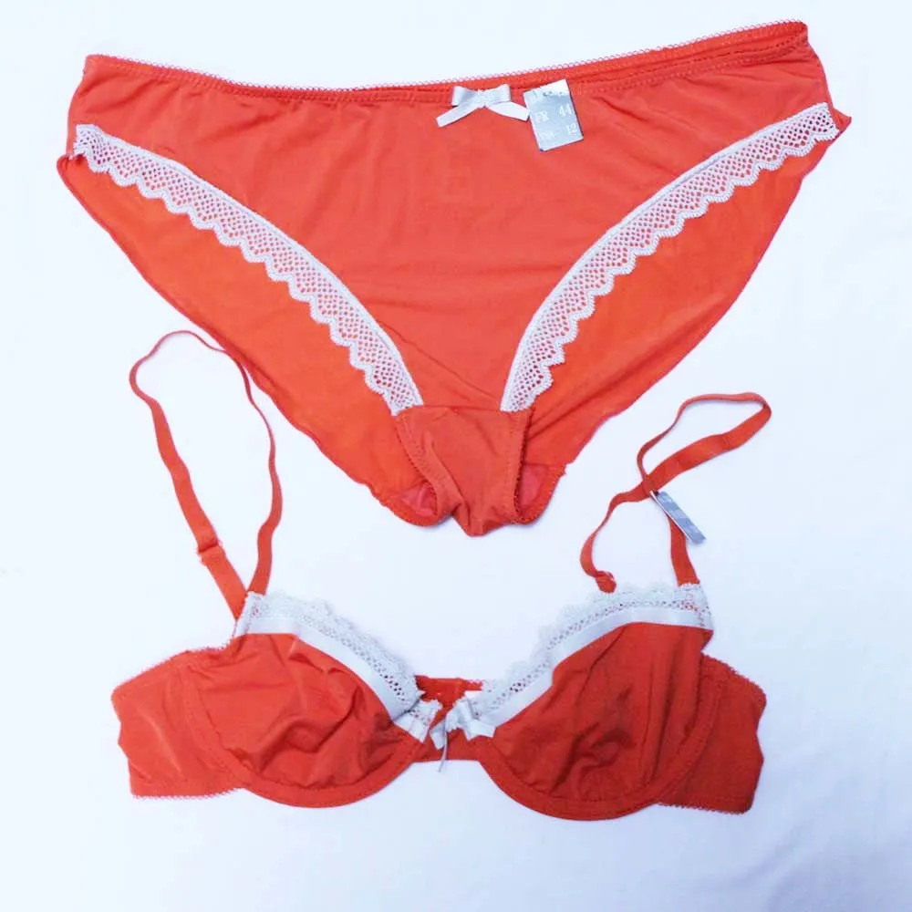 conjunto de ropa interior color rojo