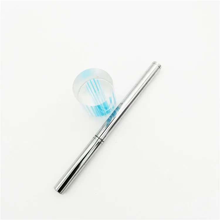 tubo de brillo de labios retráctil de metal plateado con cepillo