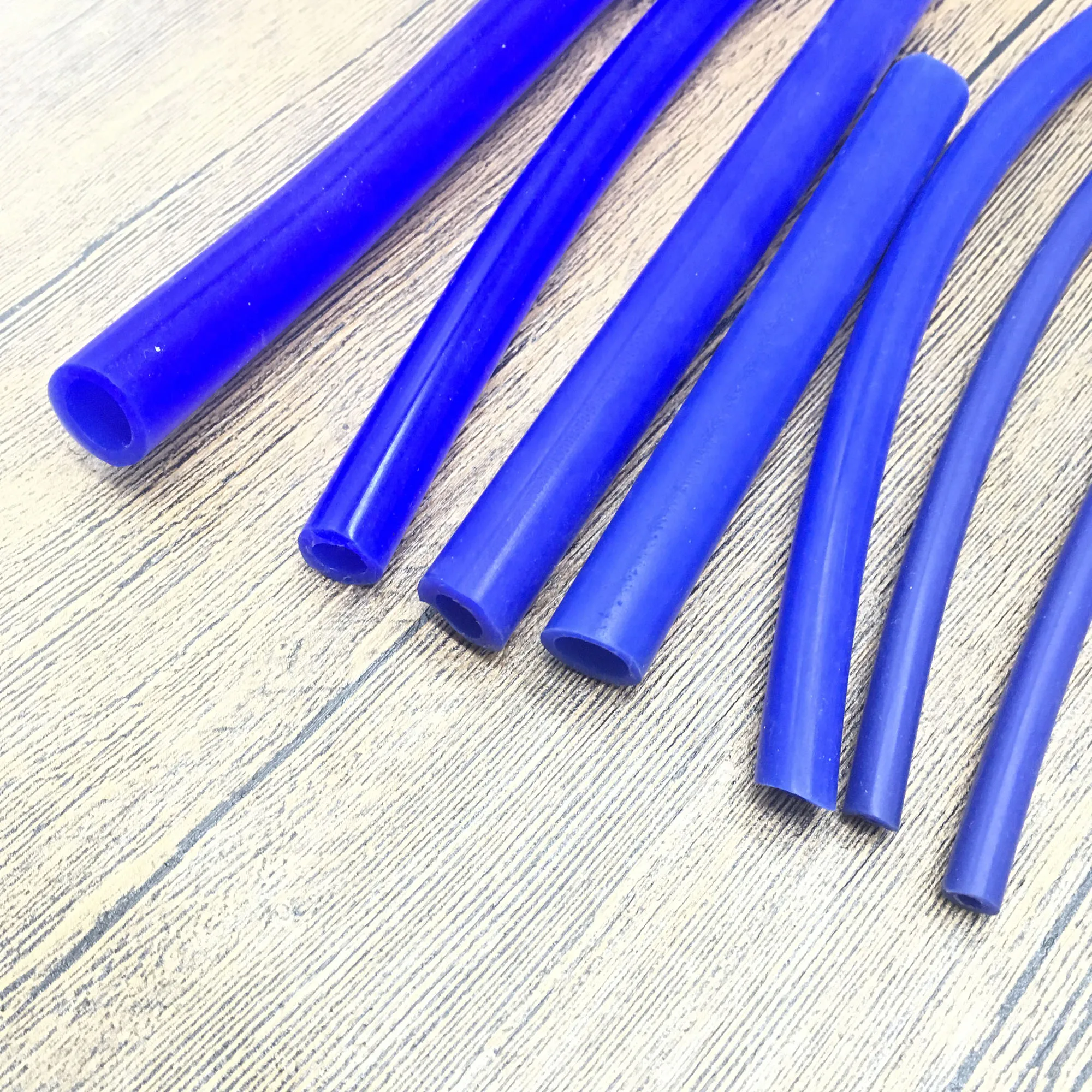 Het Wijfje Dient Rubber Beschermende Handschoenen In Wast De Schotels Een Spons Met Schuim 144427322