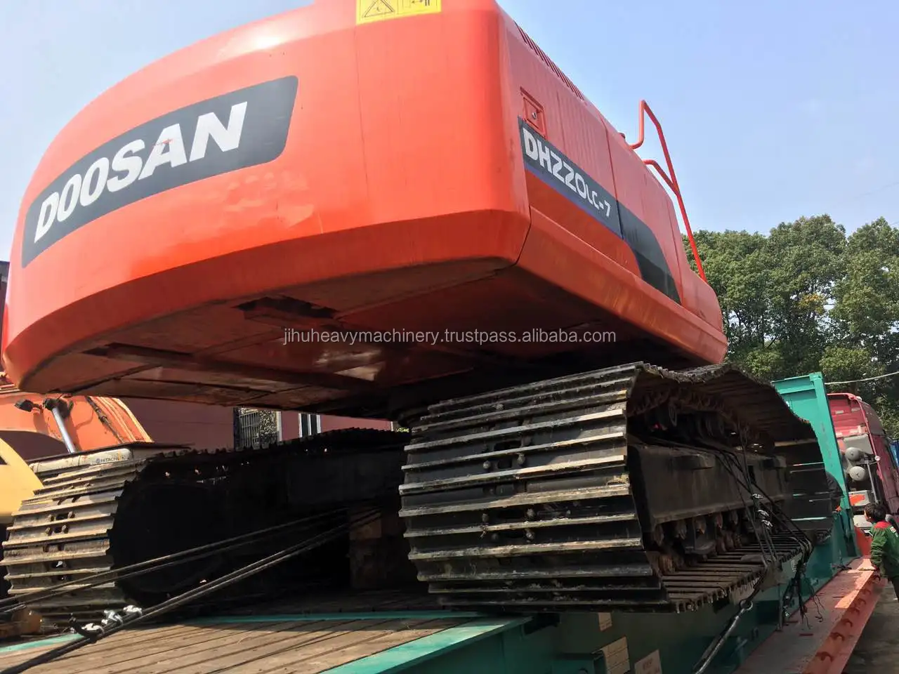 doosan excavator loading7.jpg