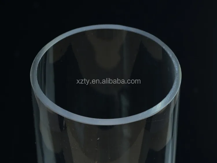 Пустой цилиндрический стеклянный стакан плавает