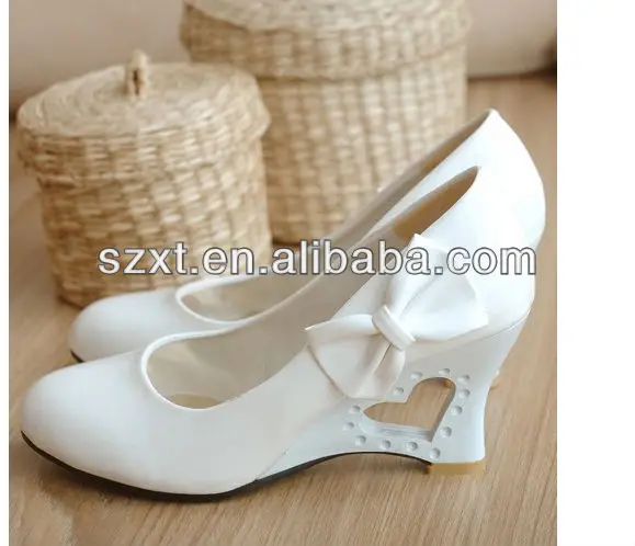 Hasil gambar untuk gambar sepatu wedges warna putih