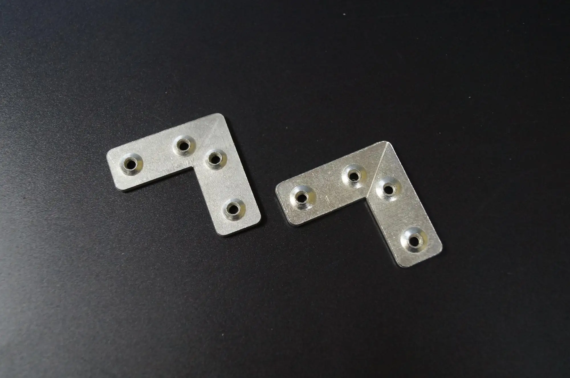 带4 个孔的金属连接器到连接铝框架型材