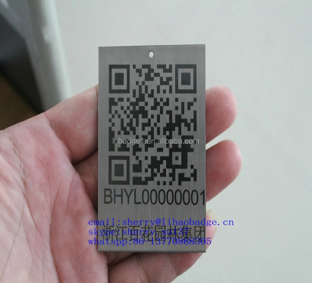 Металл код. Табличка с QR кодом на металле. Бирка с QR кодом. QR code визитка из металла. Печать QR кодов на металле.