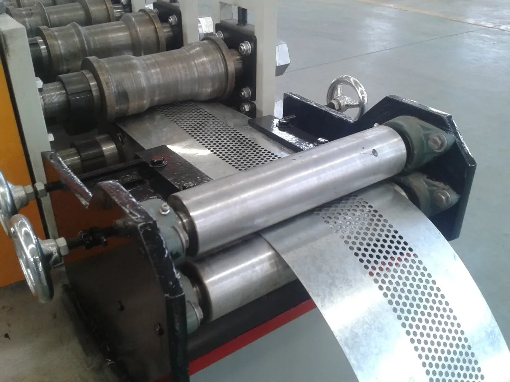 带孔纯色卷帘灯条板条成型机中国辊压成型机