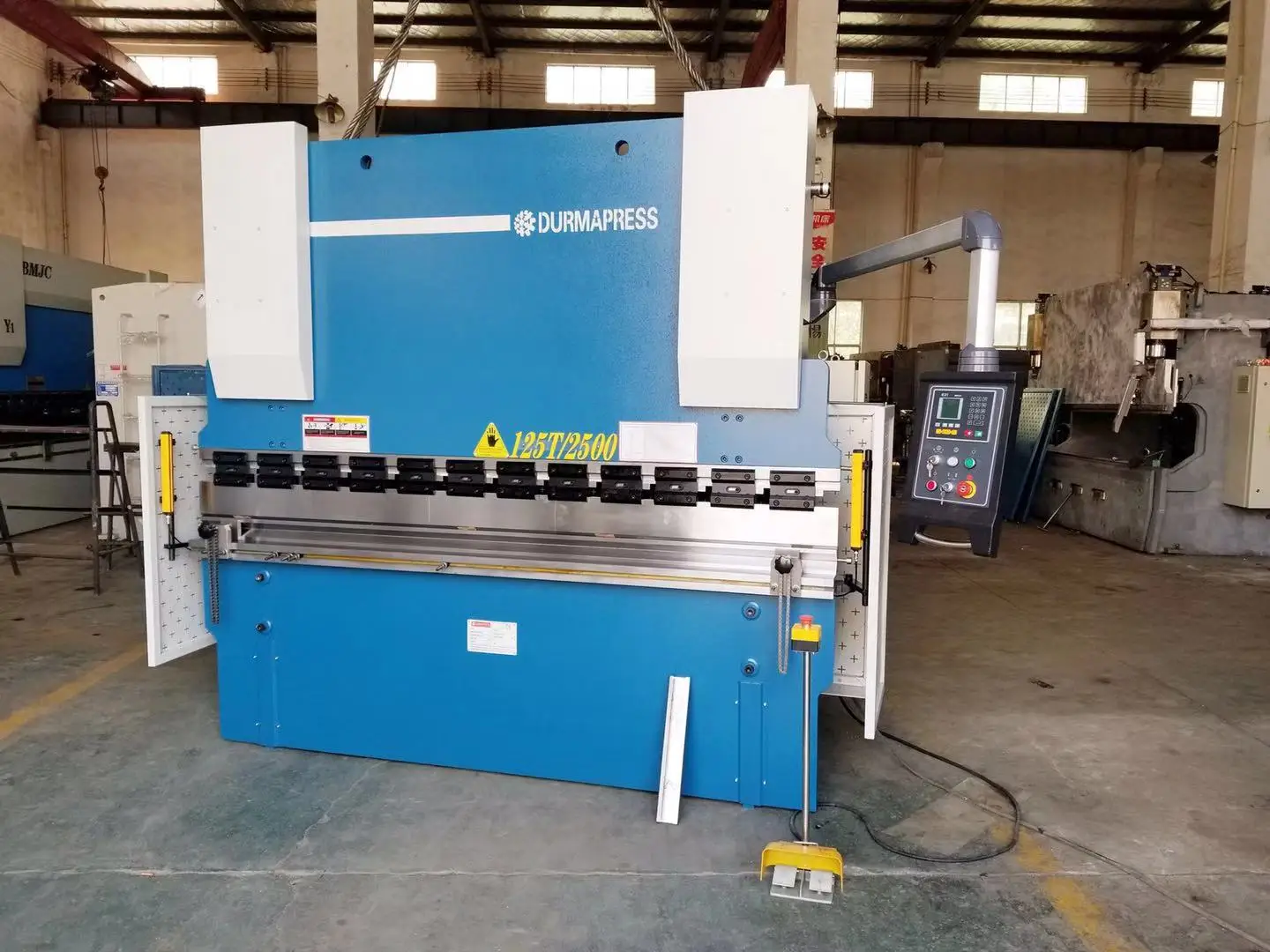 Press brake start. Wc67k-125t32oo NC Press Brake with e2i.