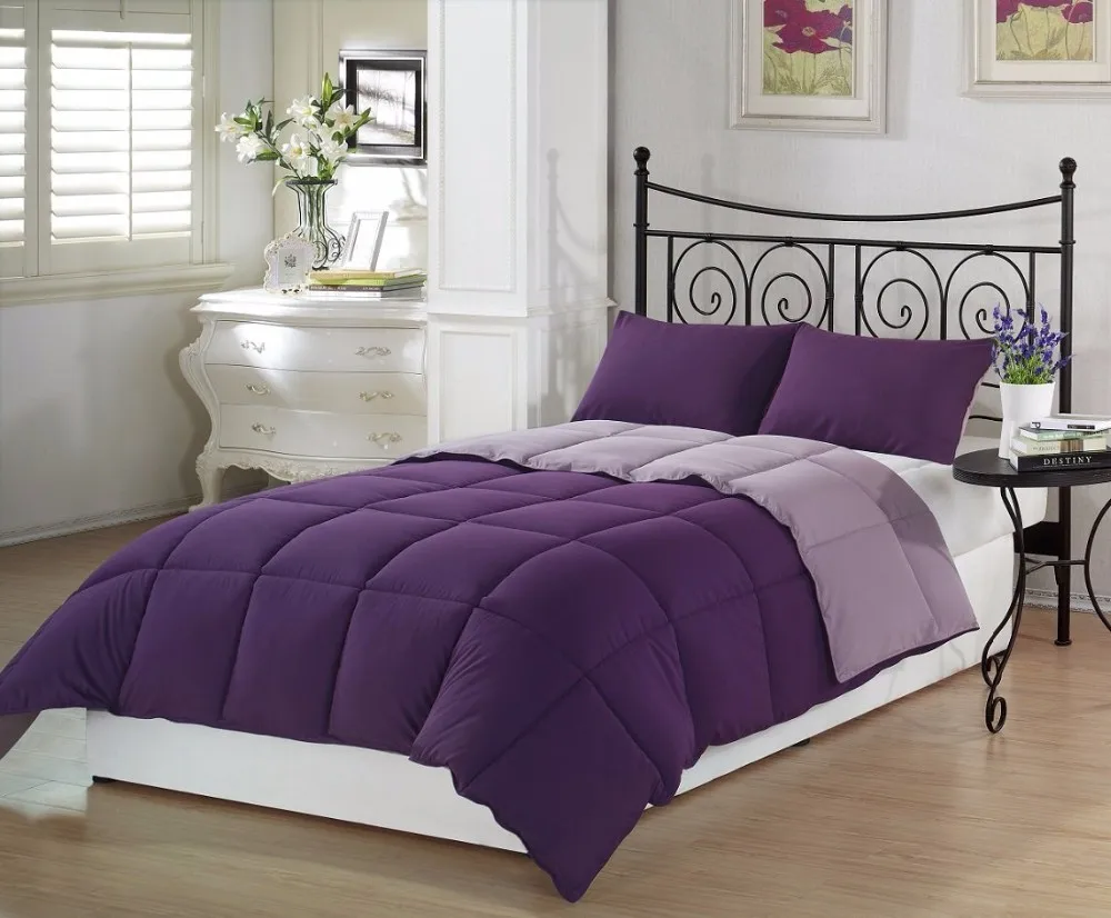 Кровать двуспальная с подушками