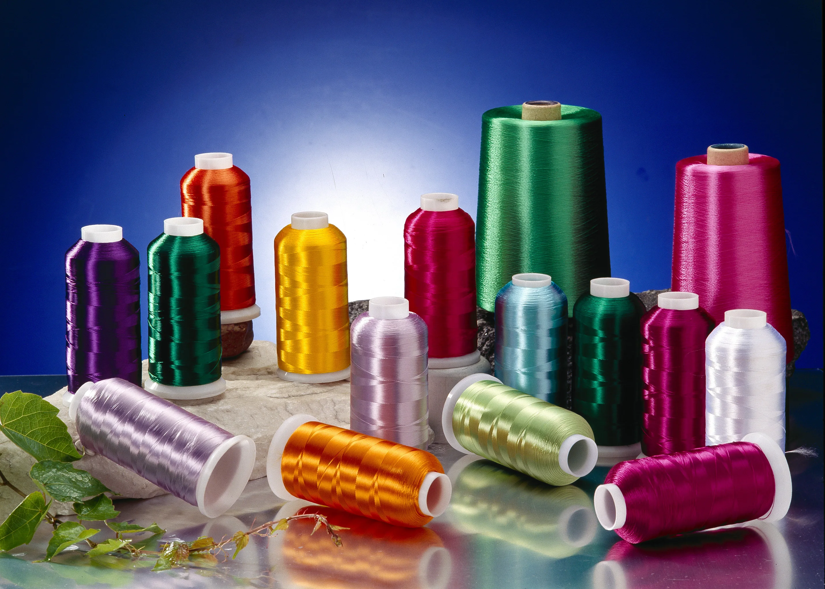 100% 粘胶人造丝绣花线染色 120d/2 小锥