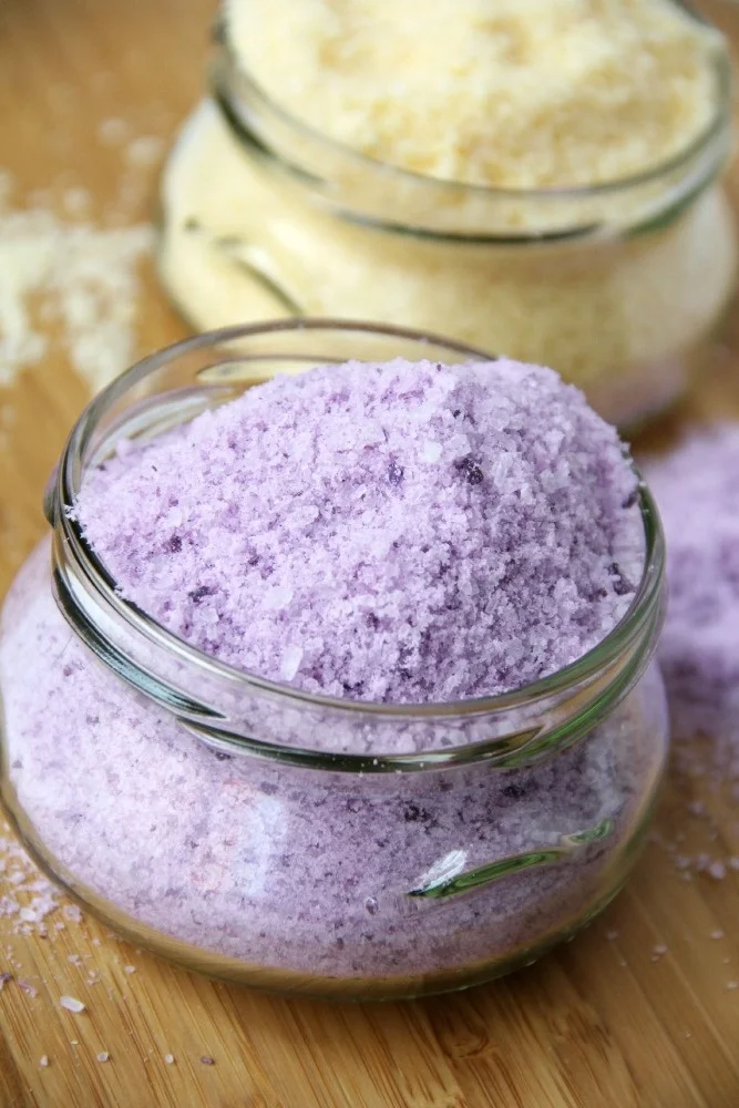 Как сделать скраб из соли. Скраб с солью. naturals с солью. bath salt. 1/2 cup salt.