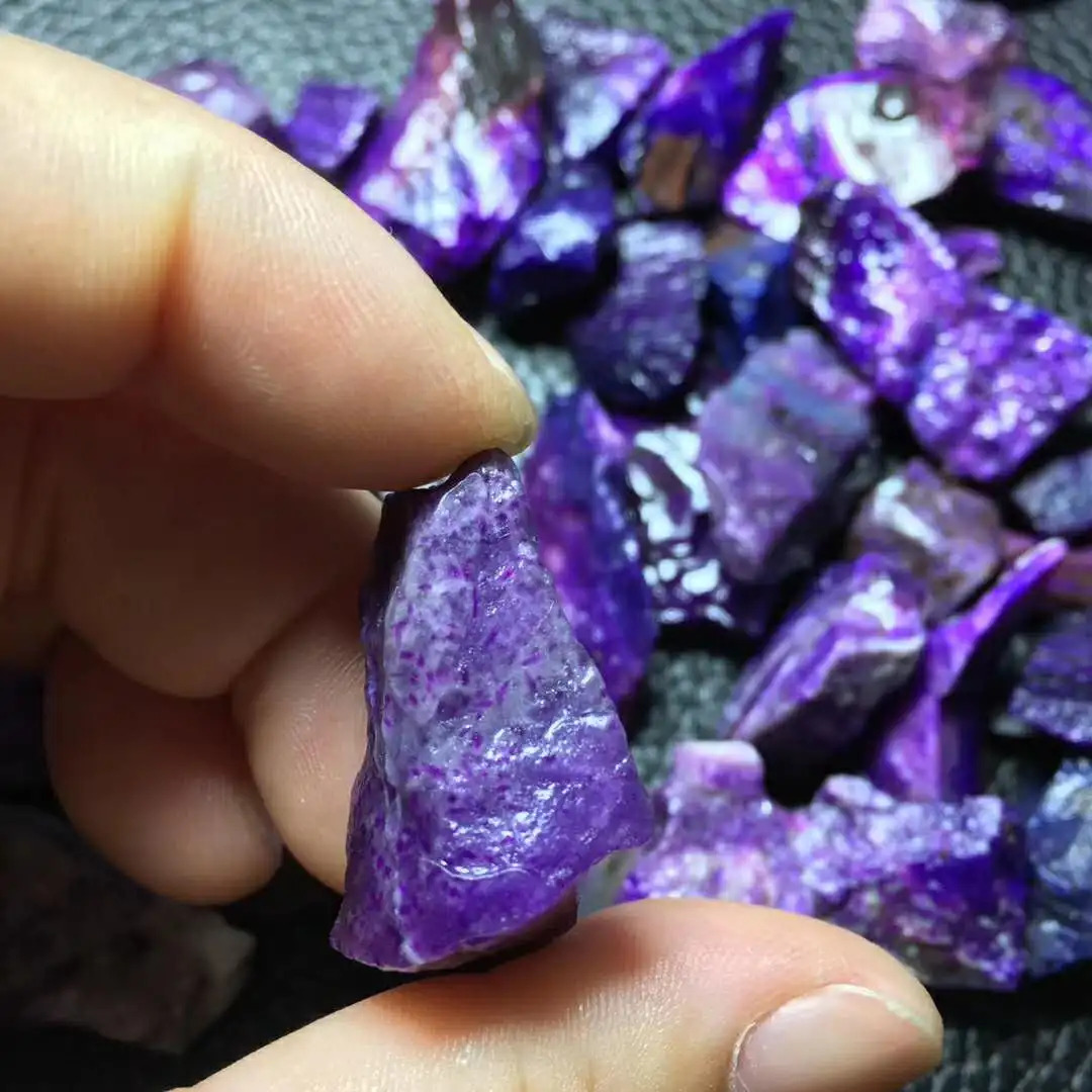 супер кристаллы. кеммерерит минерал. эльбаит с бериллом. каменный цветок самоцветы. неоновый кристалл.