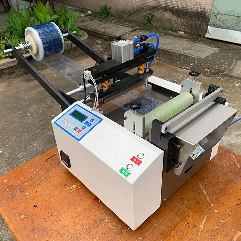 
Specializing in the production of heat-sealed cold-cut packaging plastic bag automatic bag making machine PE/pvc film bag cuttin 