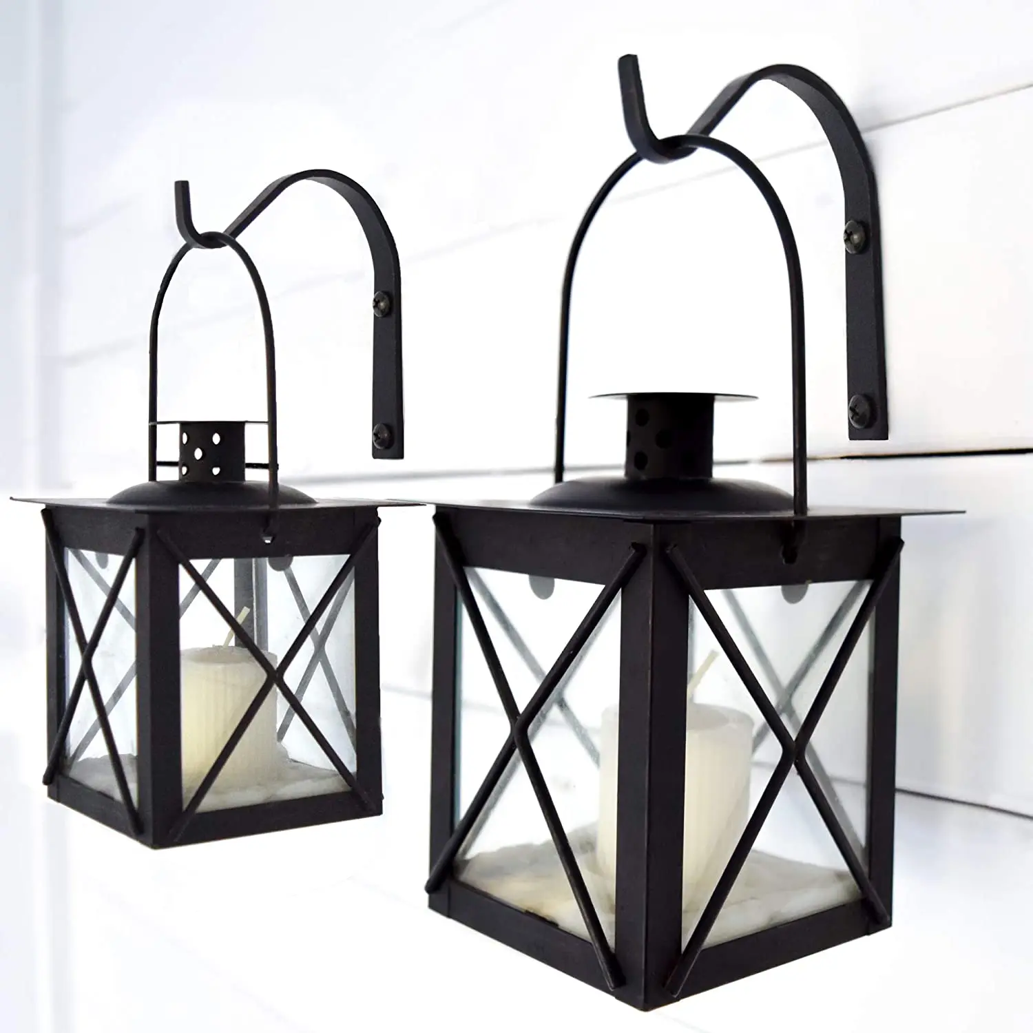 黑色铁艺挂架墙钩,金属灯笼支架挂着喂鸟器,风铃,植物种植,灯