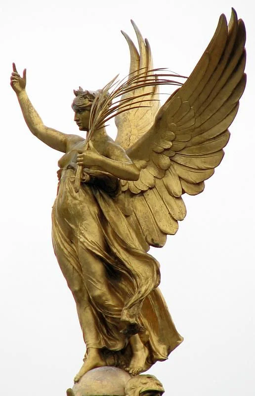 带翅膀的女人雕塑图片