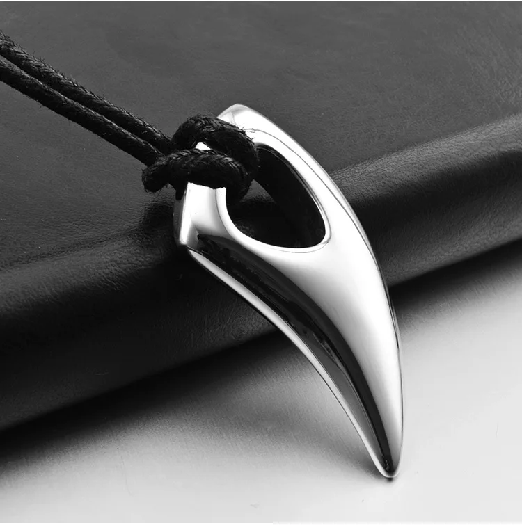 民族黑色高抛光不锈钢牛角造型吊坠时尚男童吊坠项链配皮绳链