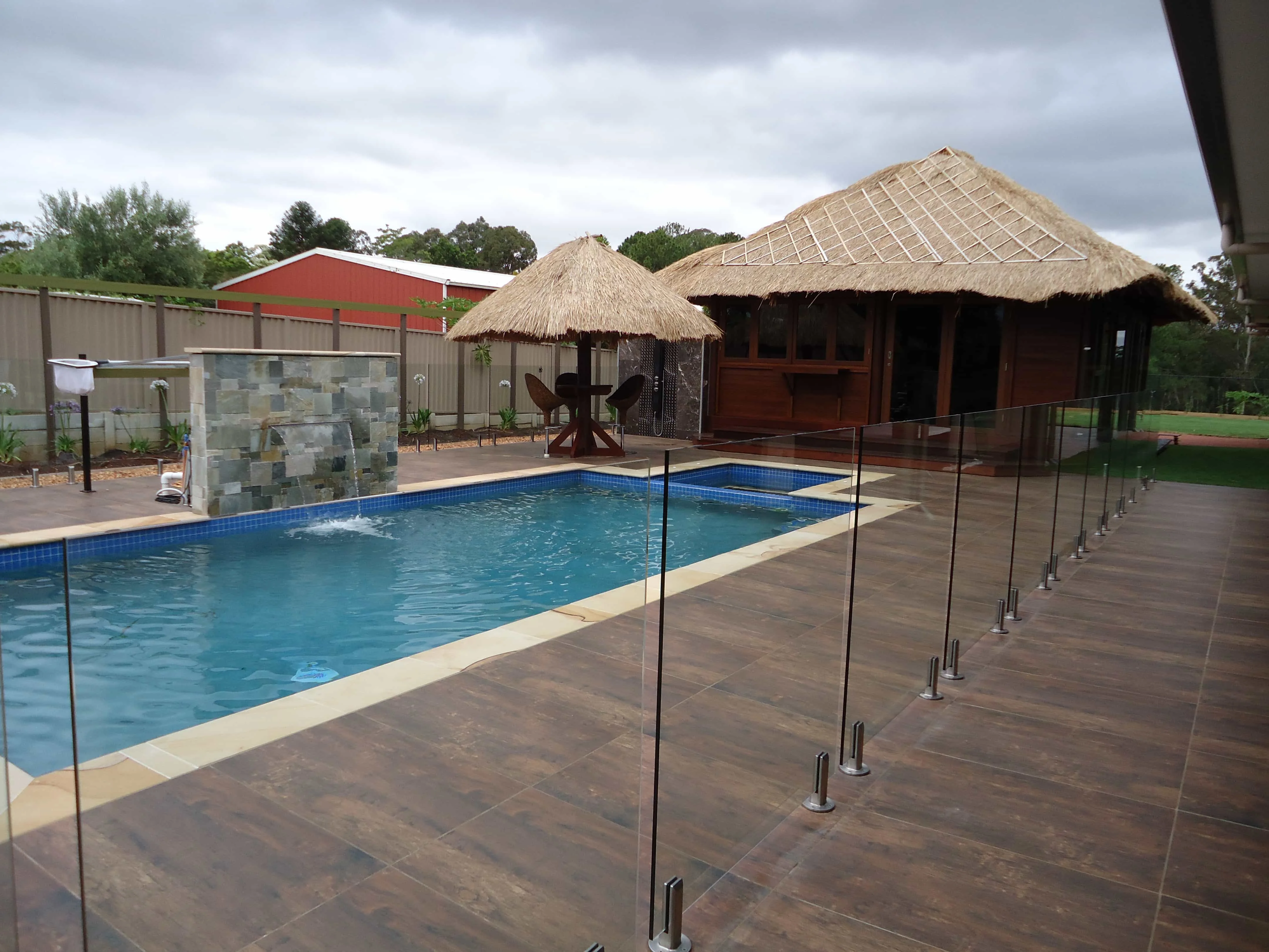 10毫米玻璃栏杆无框夹层玻璃围栏游泳池防尘玻璃扶手中国工厂出售