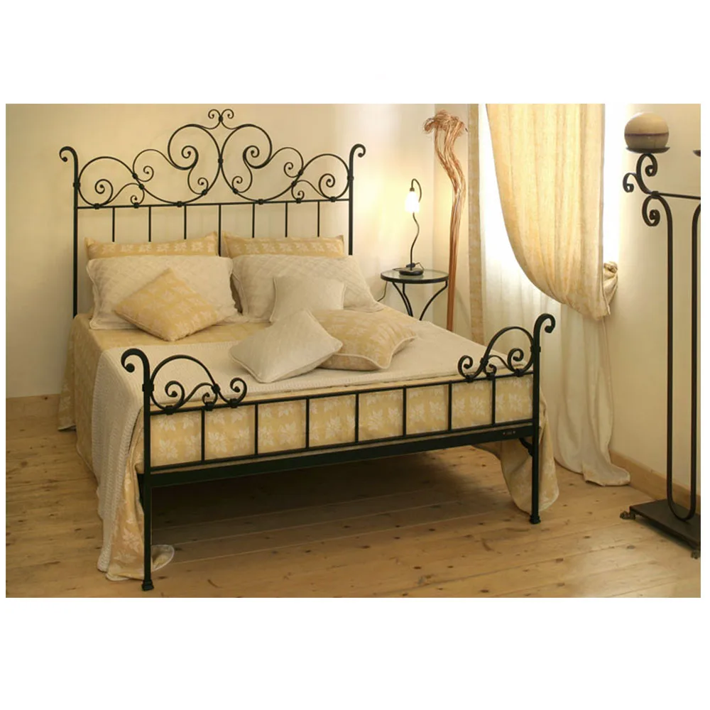 Hot Selling Bedroom Furniture Wrought Iron Metal Bed Queen Size For