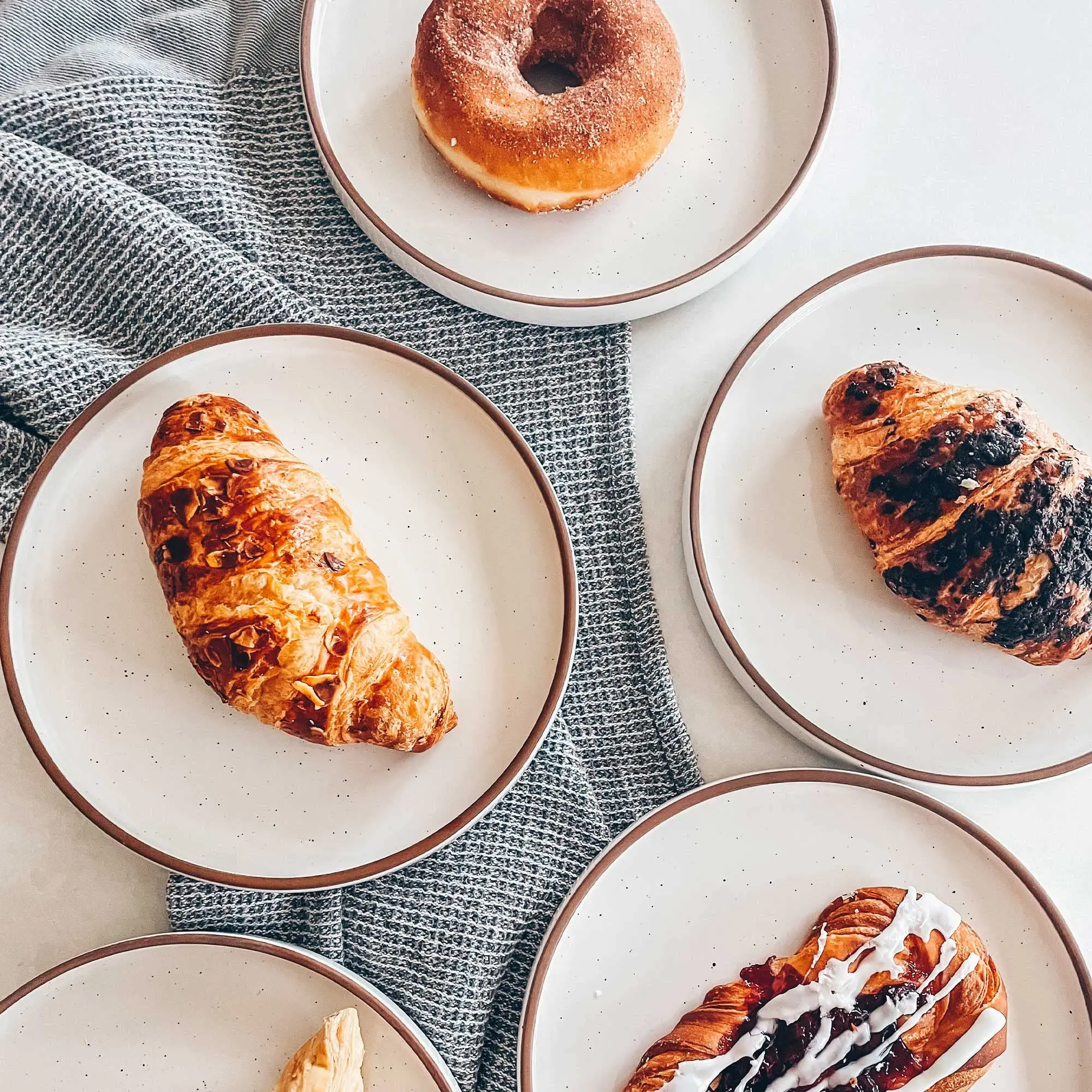 Hot Sale Wholesale Cheap White Dinner Round Ceramic Flat Plates Set 8 Inch Platter Kitchen Porcelain Tableware Dinnerware Dish manufacture