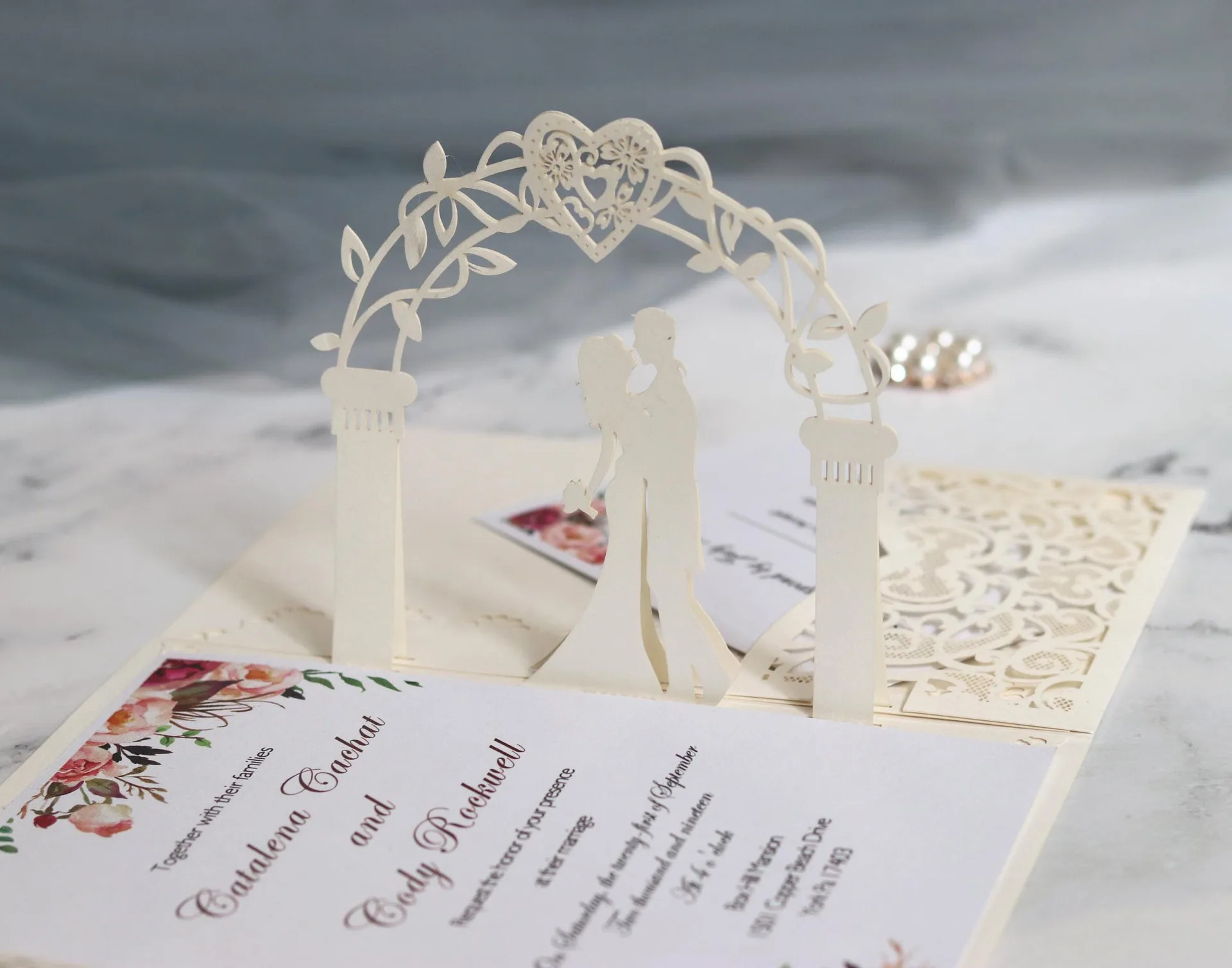 Unomor aniversarios y ocasiones especiales. Tarjeta de invitación con relieve 3D para bodas 