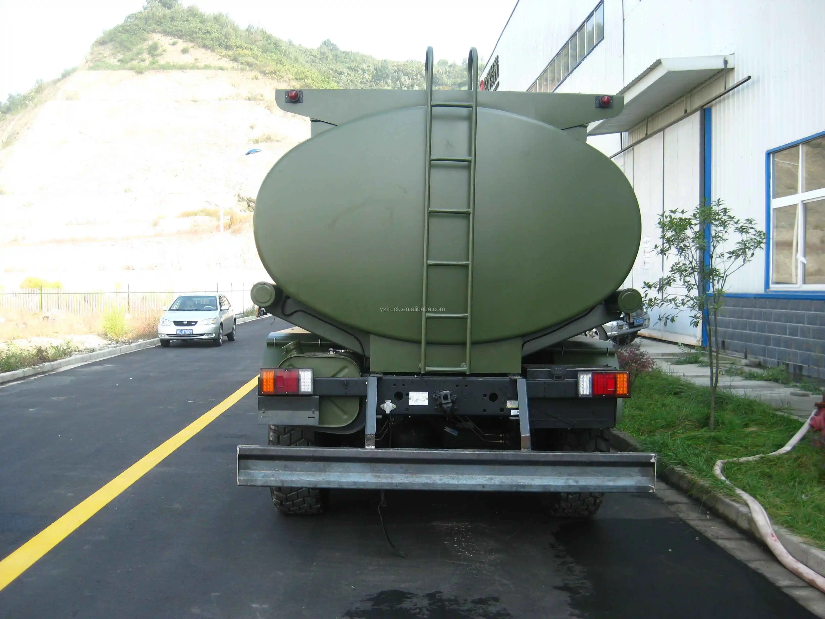 东风油罐车10cbm 6x6越野四驱油罐车