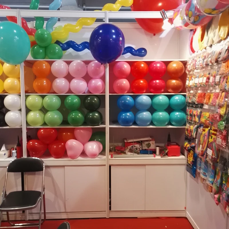 Хранение шаров. Хранение воздушных шаров. Витрина латексных шаров. Хранение шариков в магазине. Хранение латексных шаров.