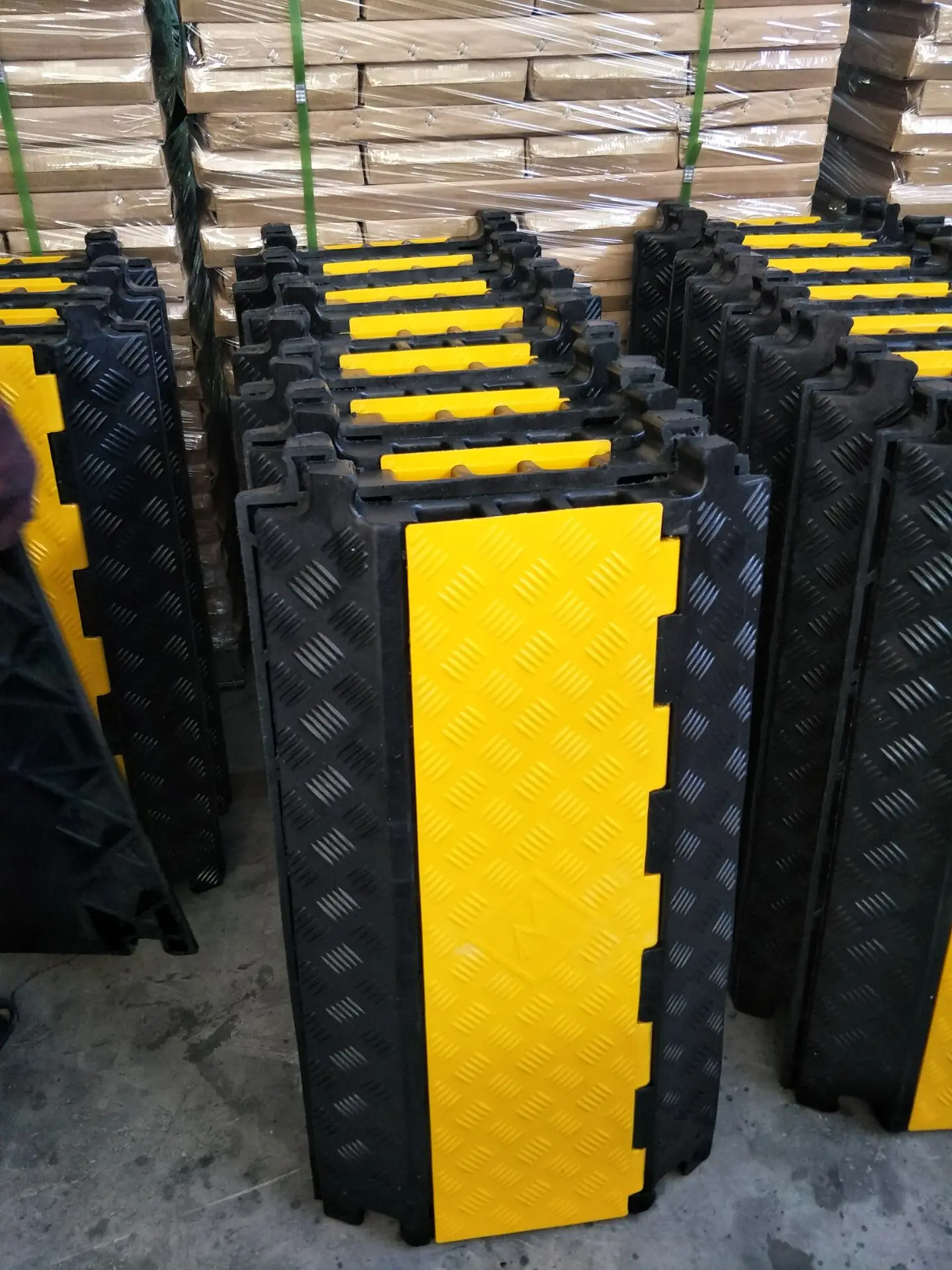 900MM Hot Sale Driveway Wire Speed Bump 3 Channel Rubber Cable Protector.jpg