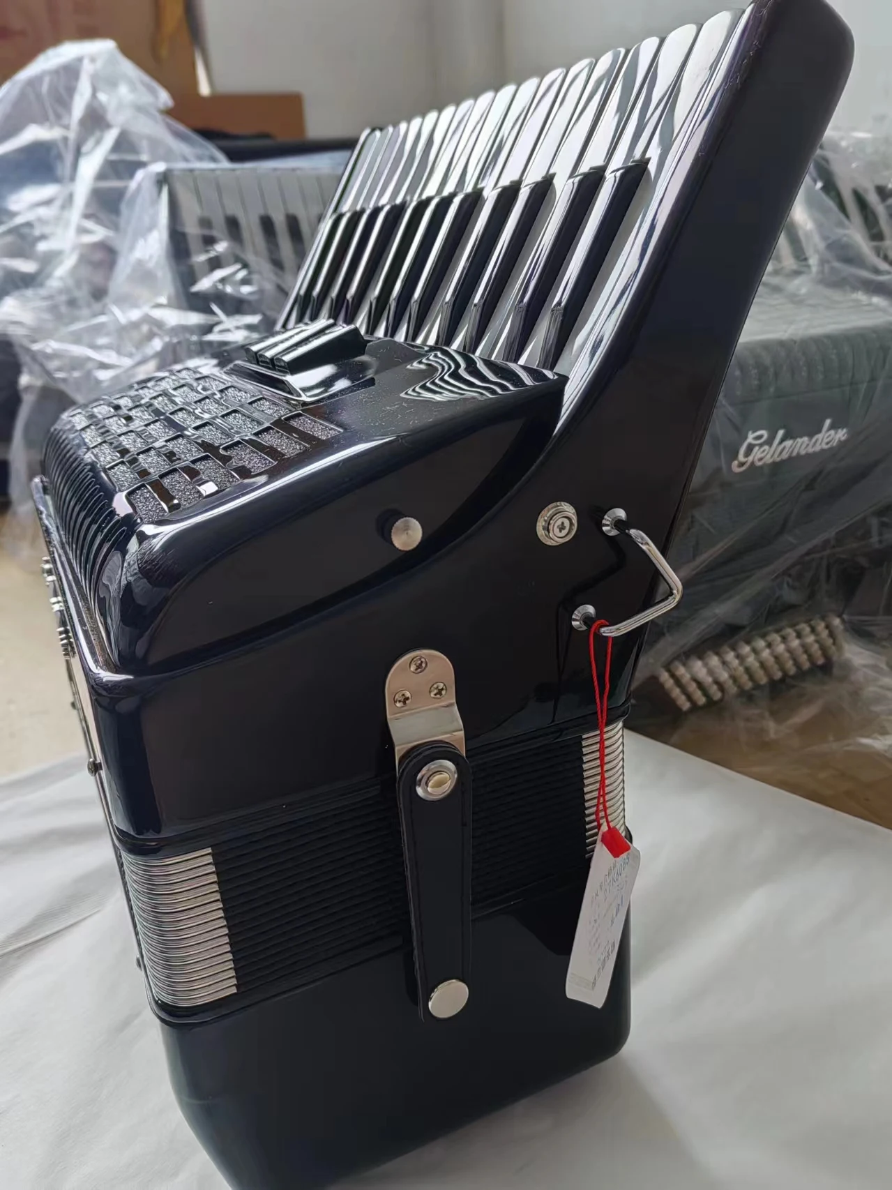 Wholesale Professional Performance Grade Black 27 Keys 60 Bass Accordion