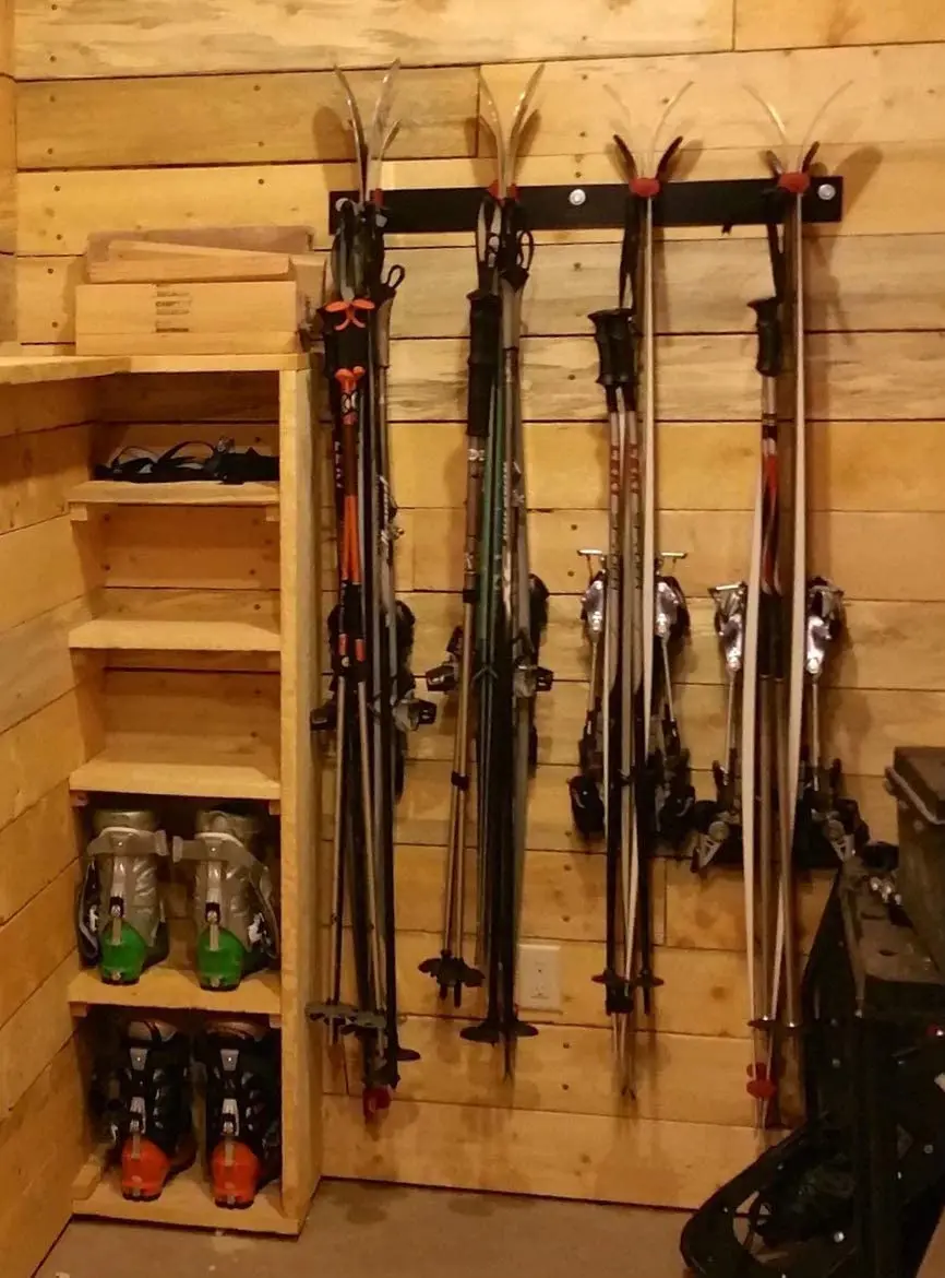 Хранение лыж в гараже