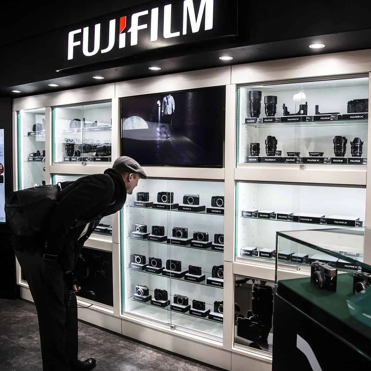 Customized Retail Camera Accessories Shop Display Showcase For