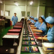 纤长浓密黑色卷翘睫毛膏，含有草本纤维，适合素食主义者，具有持久防水配方，适用于眼部彩妆睫毛膏
