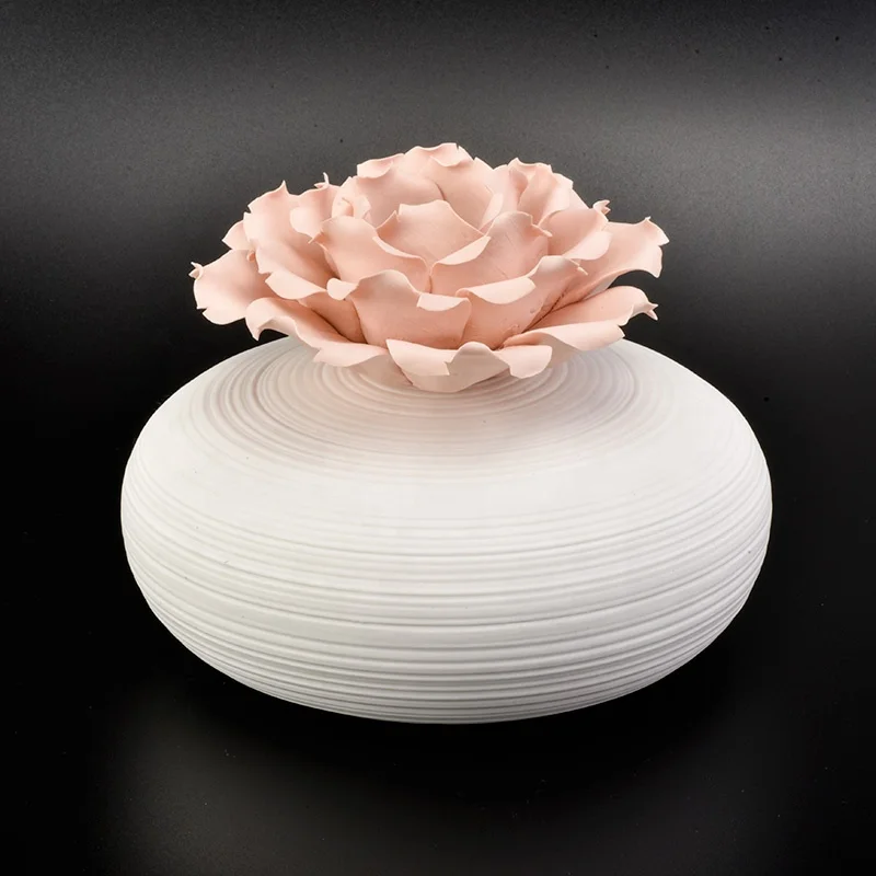Matte handmade candle scented holder ceramic candle jar with flower home decor wholesale