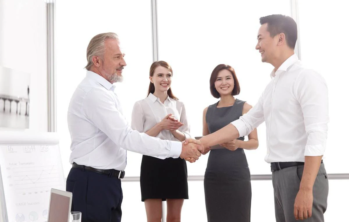 успешный человек. вошел в хорошую компанию. коллектив людей. человек радостный. вошел в хорошую компанию.