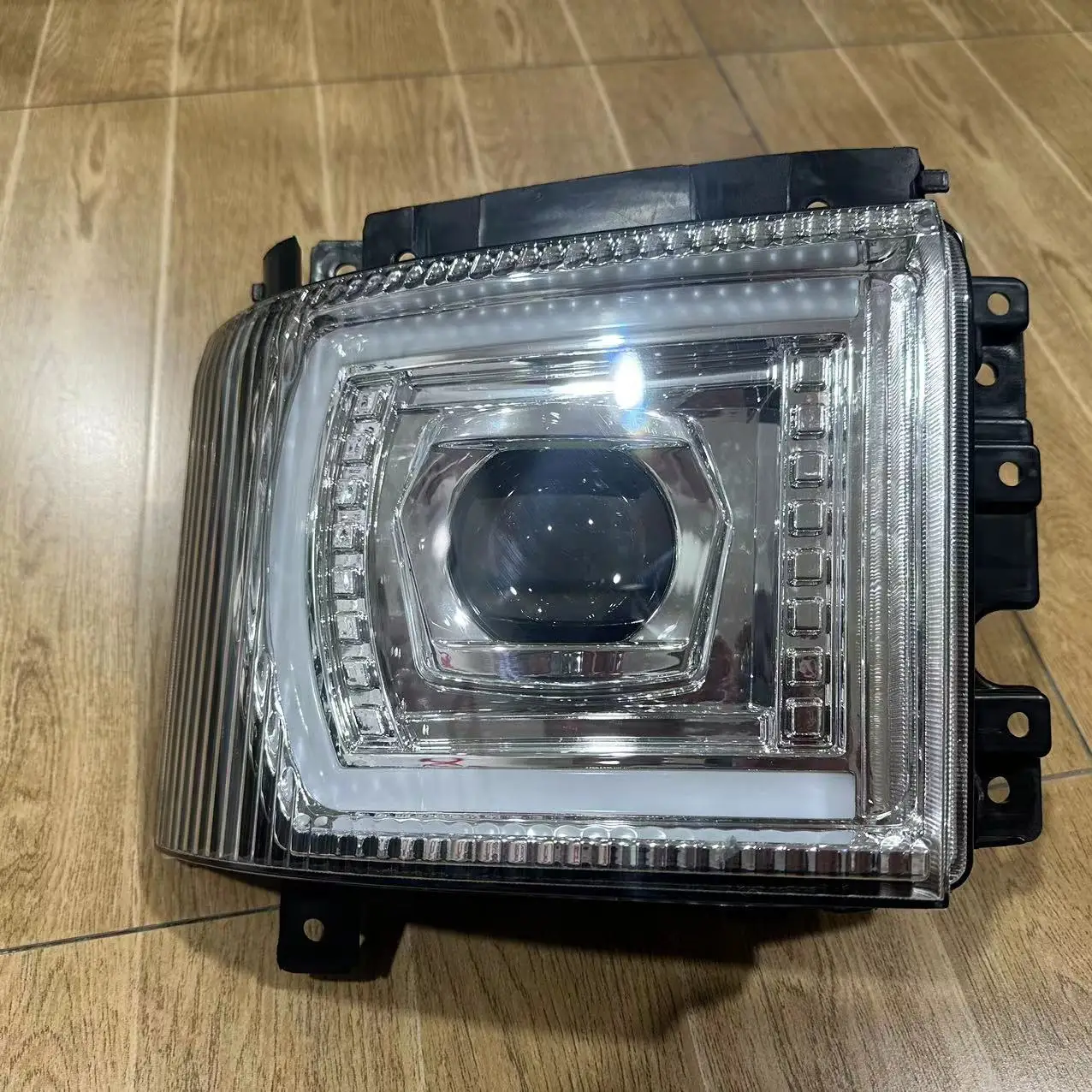 GHCD High Quality  Hot Selling High Brightness Waterproof LED Headlamp for Isuz NQR/700P manufacture