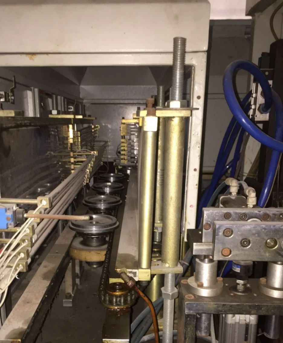 二手吹瓶机出售   我们销售不同尺寸,不同型号的新型和二手塑料瓶机器