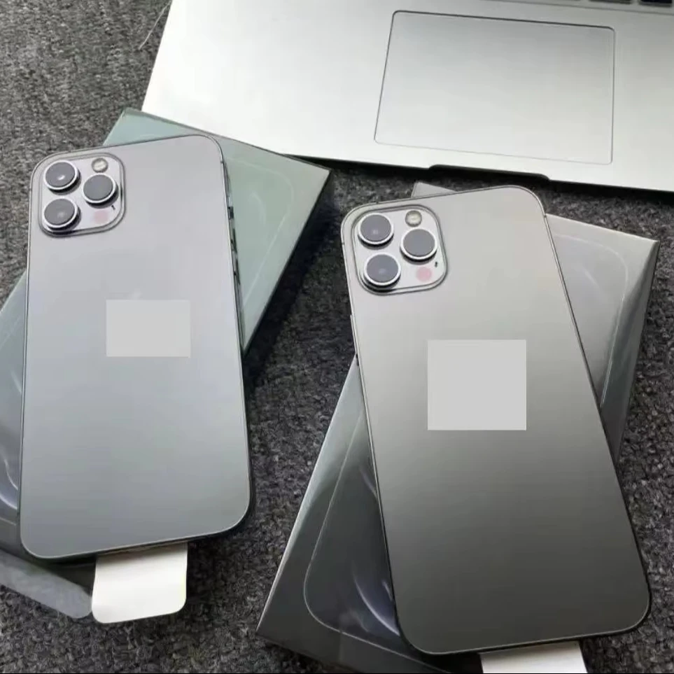 Side-by-side comparison of iPhone SE (2020), iPhone 8, and iPhone 7 showing size, button layout, and camera module differences