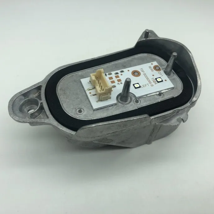 8R0941476B daytime light