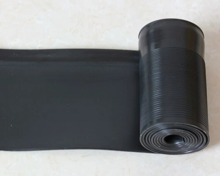 black skirting board 3.JPG
