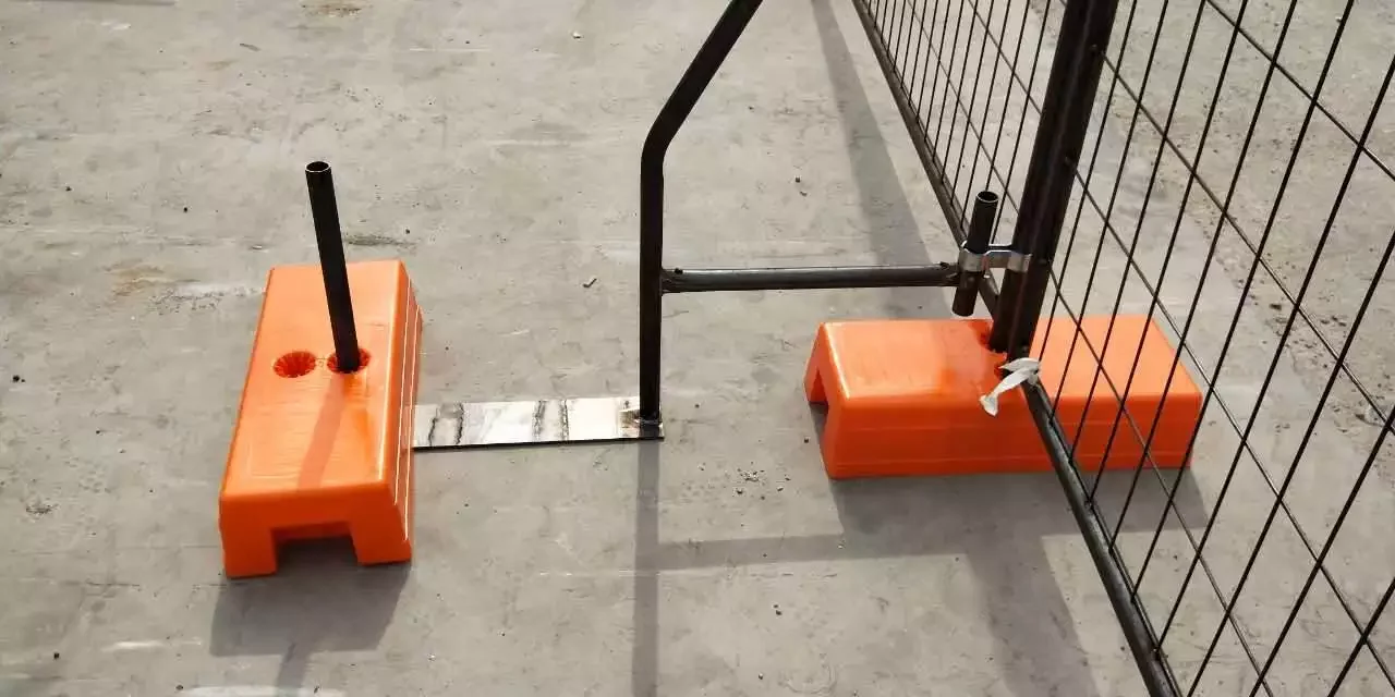 에 대한 최신 회사 뉴스 임시 담을 위한 콘크리트에 의하여 채워지는 안정되어 있는 지원 임시 담 기초 사출 성형 플라스틱 발  1