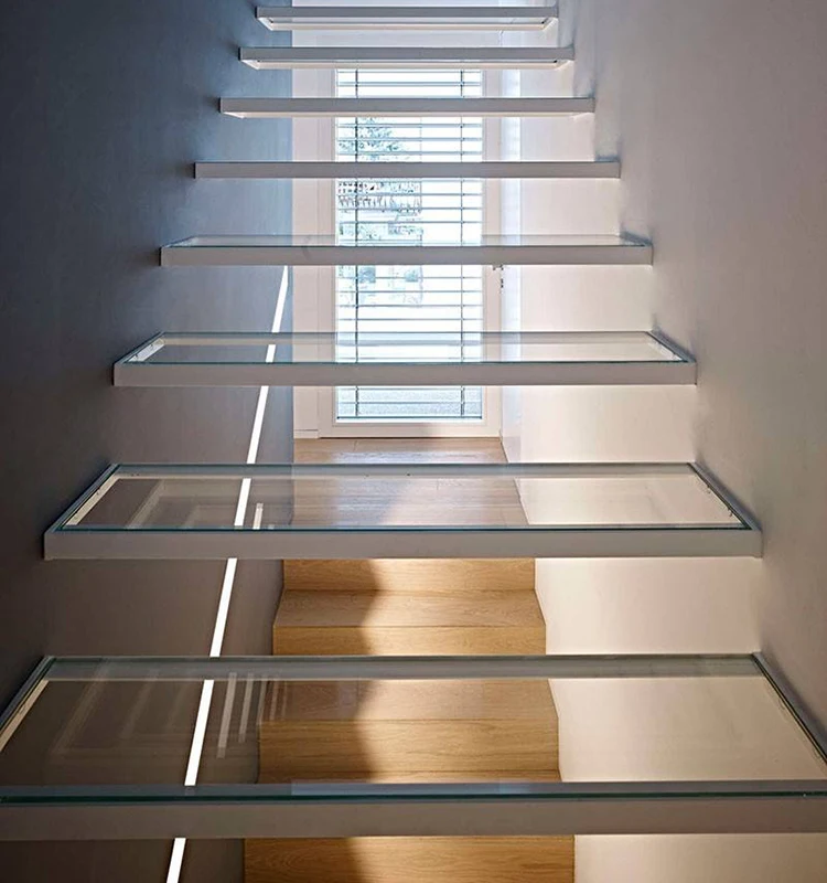 Лестница пластиковая. Прозрачная лестница. Стеклянная лестница с подсветкой. Стеклянные ступеньки для лестницы. Лестница с прозрачными ступенями.