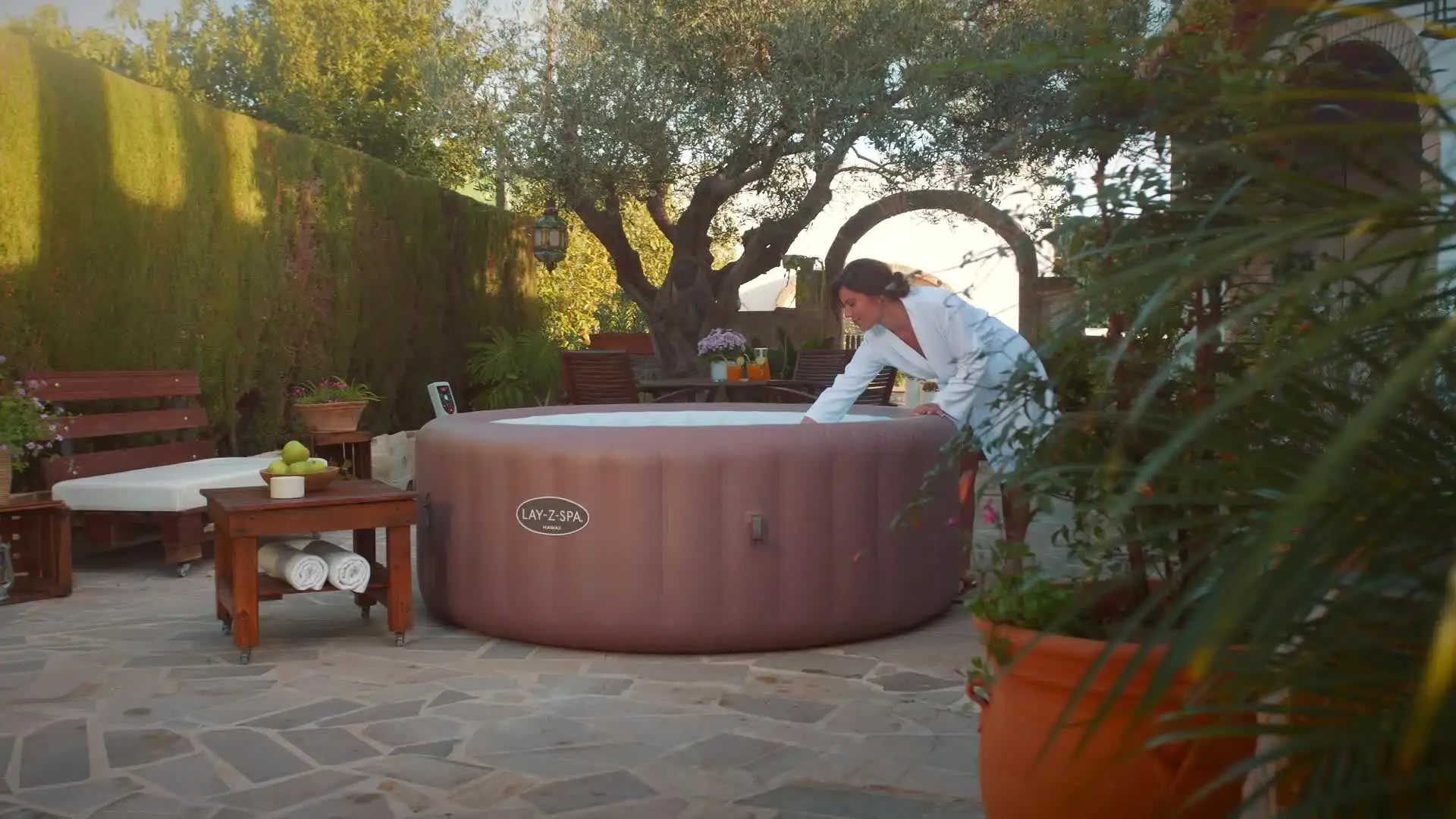 Lay-Z-Spa Hawaii Inflatable Hot Tub 4-6 Person with Smart Control