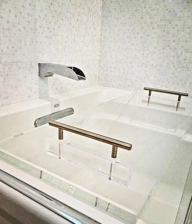 clear bath tub