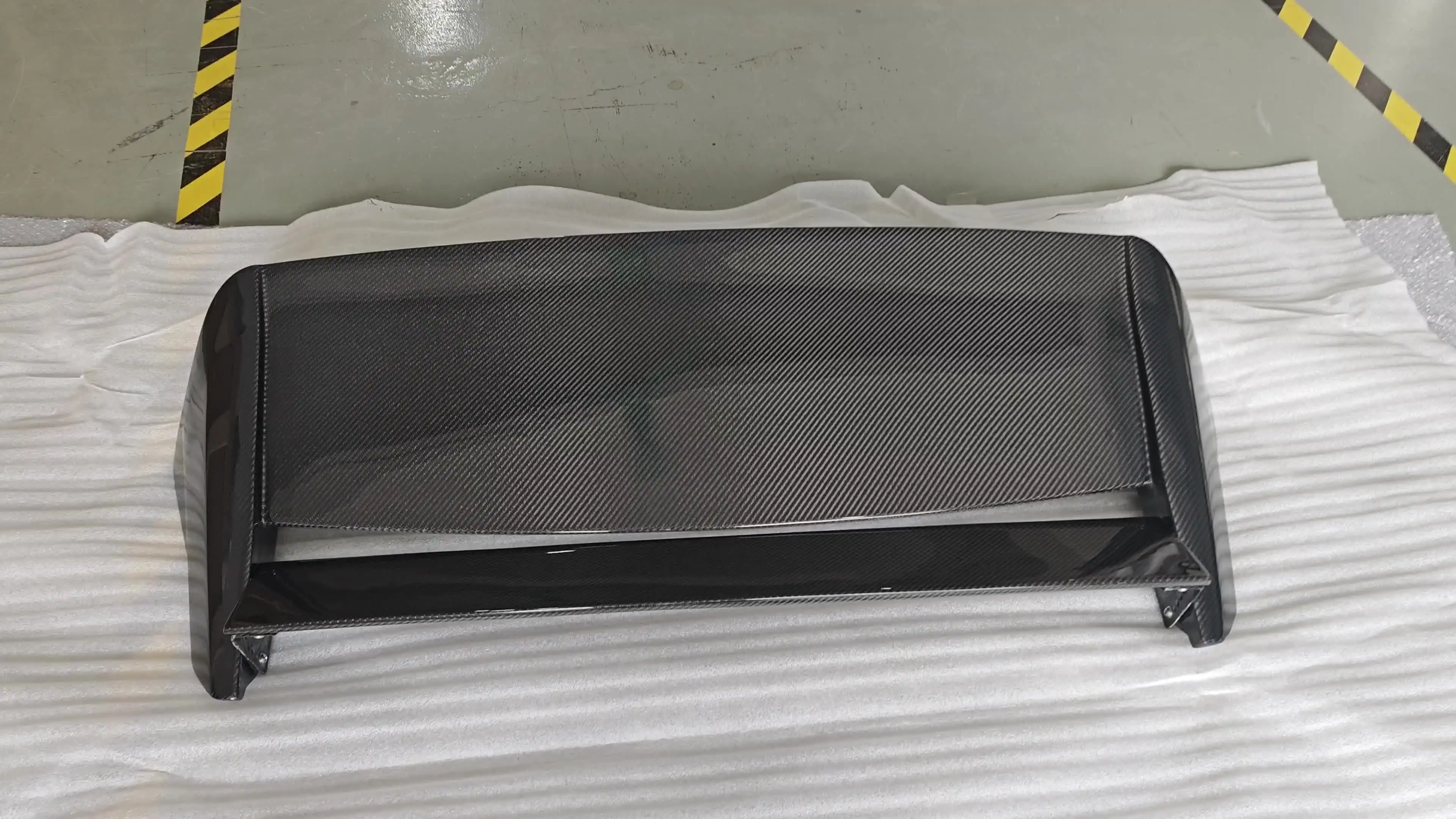 カーボンファイバーVrsスタイルリアトランクウィングはトヨタGRヤリス