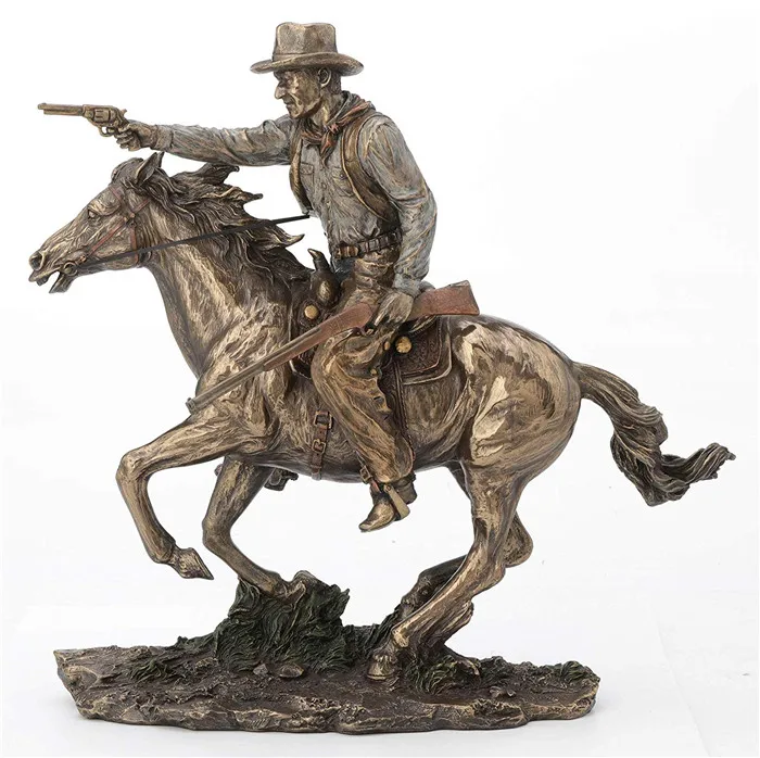 Капитан боевой ковбой. Красногвардеец с ружьем статуэтка. Огромный ковбой статуя.