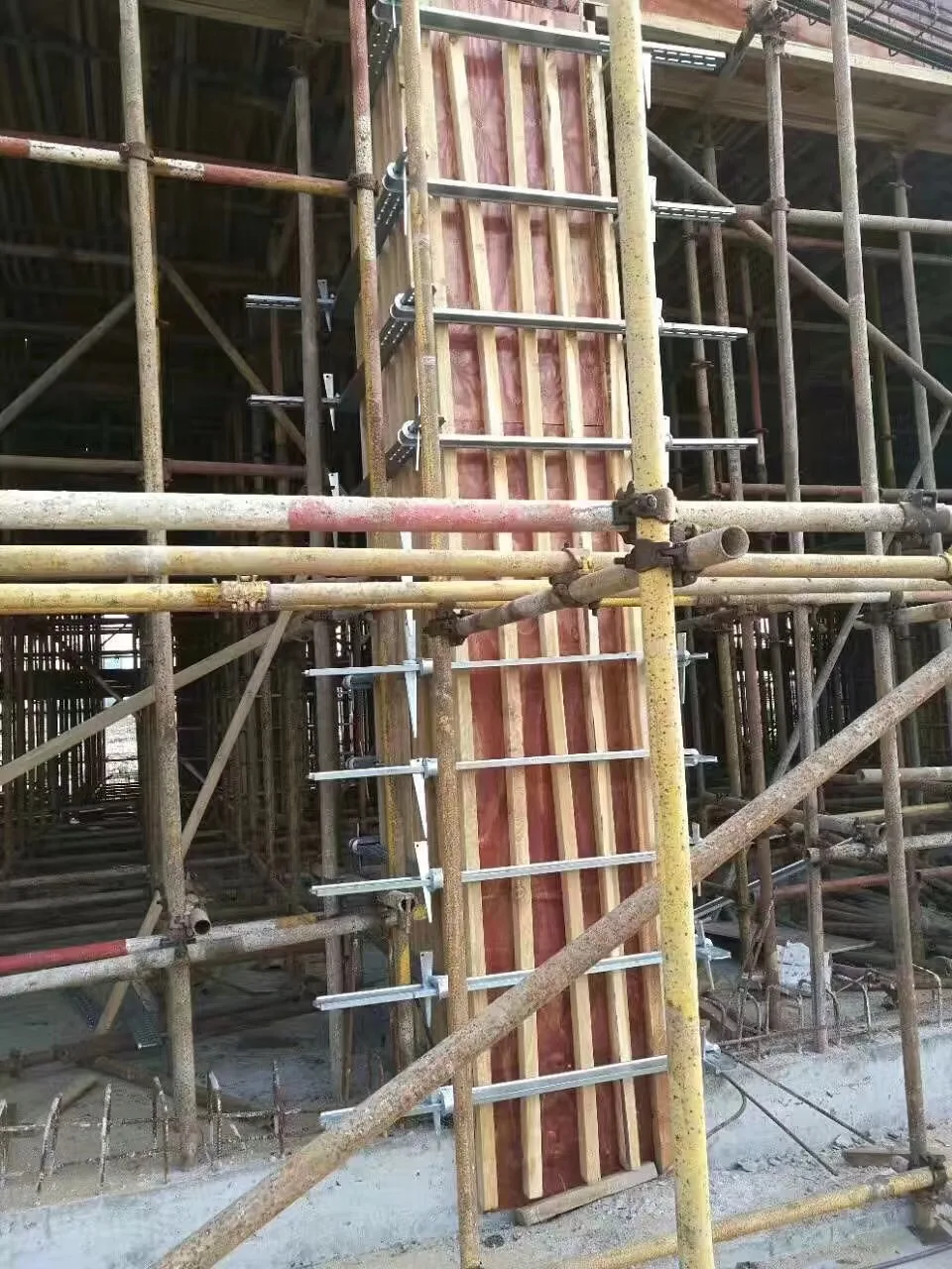 由杨木制成,不用于长方形柱的一次性塑料模板