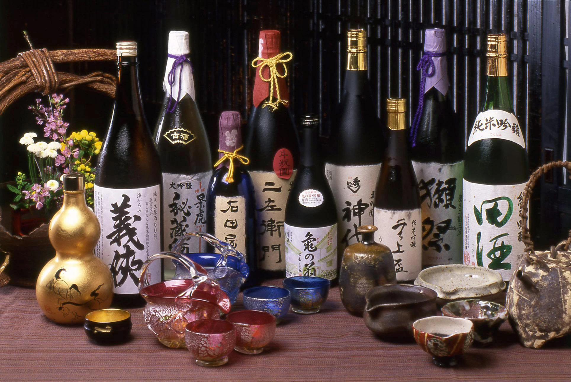 Японский алкогольный напиток. Сакэ Япония. Япония саке алкоголь. Алкогольный напиток сакэ. Японское вино.