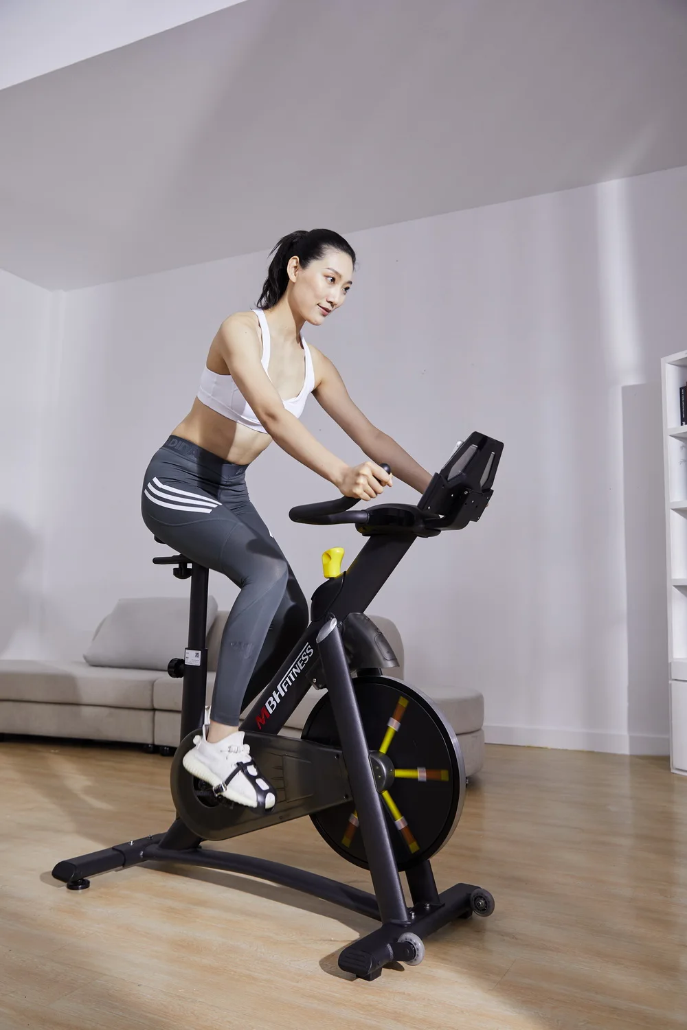 Вертикальный велотренажер Jada Fitness Homespin 580