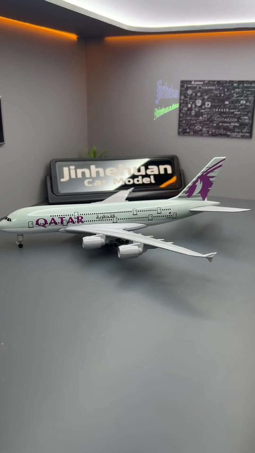 Qatar A380 Plane 1/200 Scale 20cm Mini Flying Aircraft for