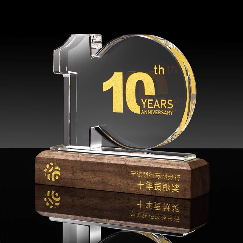 Customized 10 20 30th Anniversary Trophy Award Creative Engraved Silver Metal & Crystal for Insurance Welcome Gifts Trophies supplier