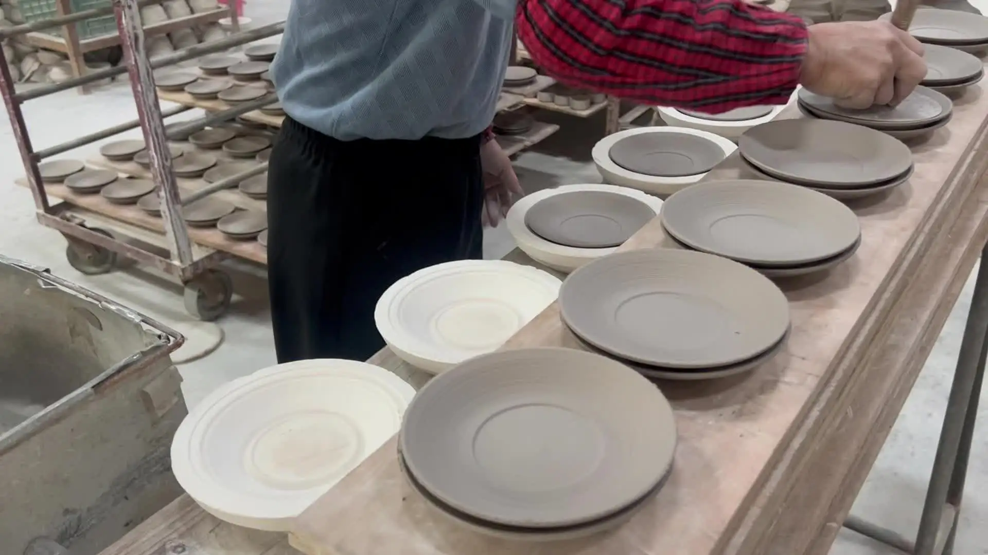 ヴィンテージスタイルの陶器ダイニングプレートセット4人用