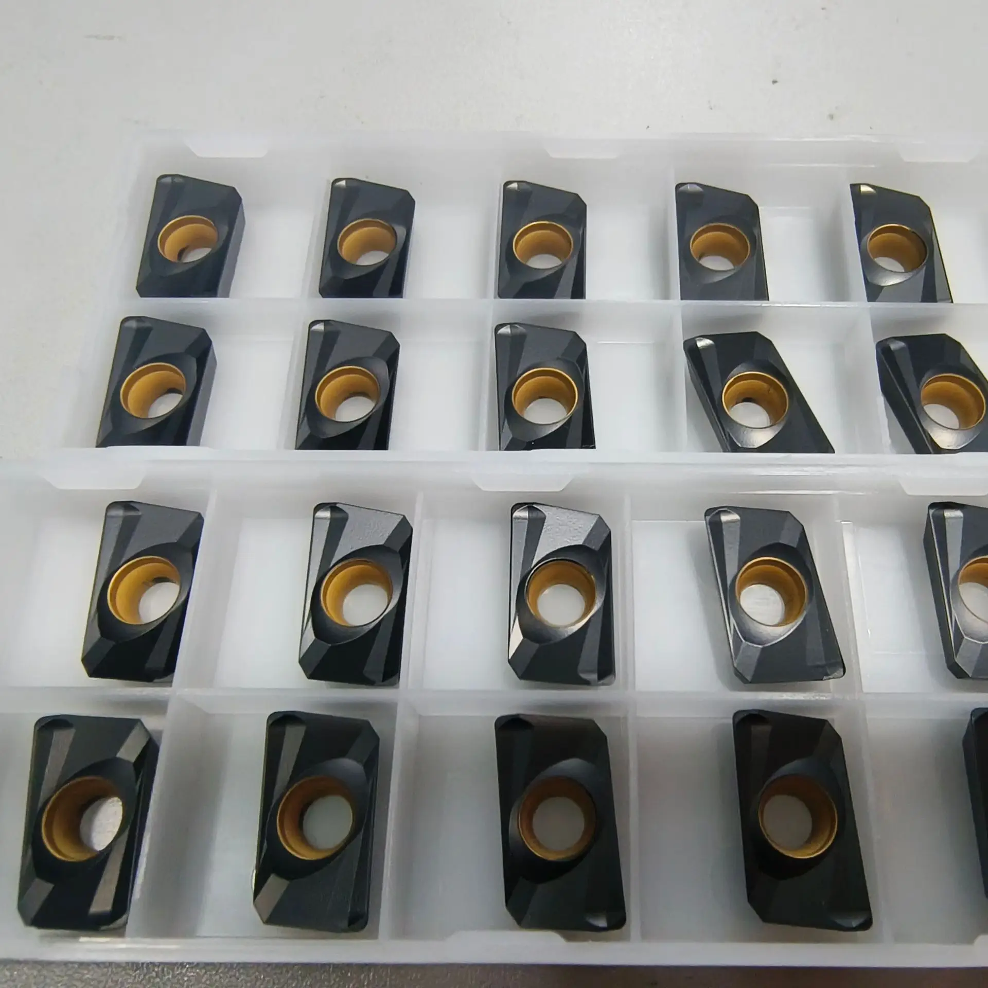 Cemented Carbide CVD-Coated CNC Insert APMT160408PDER-H2 for Lathe and Cast Iron Machining