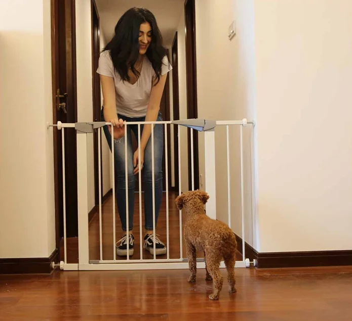 baby gate with pet opening